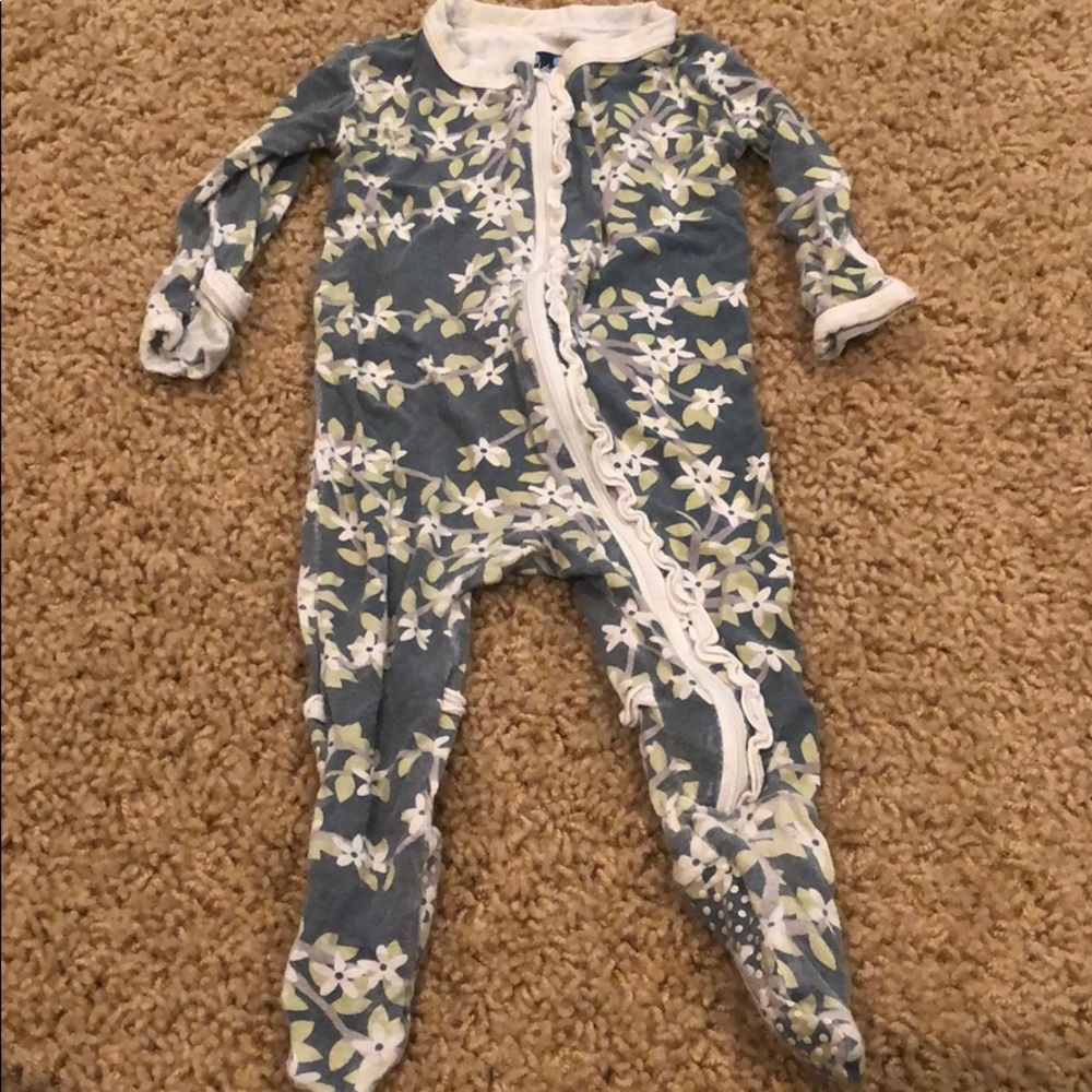 Kickee ruffle zipper footie 3-6 months flowers